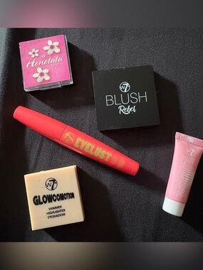W7 The Essentials Travel Set. NWT. Blush, bronzer, higher, primer, mascara. NEW.